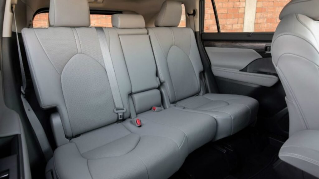 Toyota Highlander 2026 Launch: Premium Hybrid 7-Seater SUV With Modern Tech and Comfort